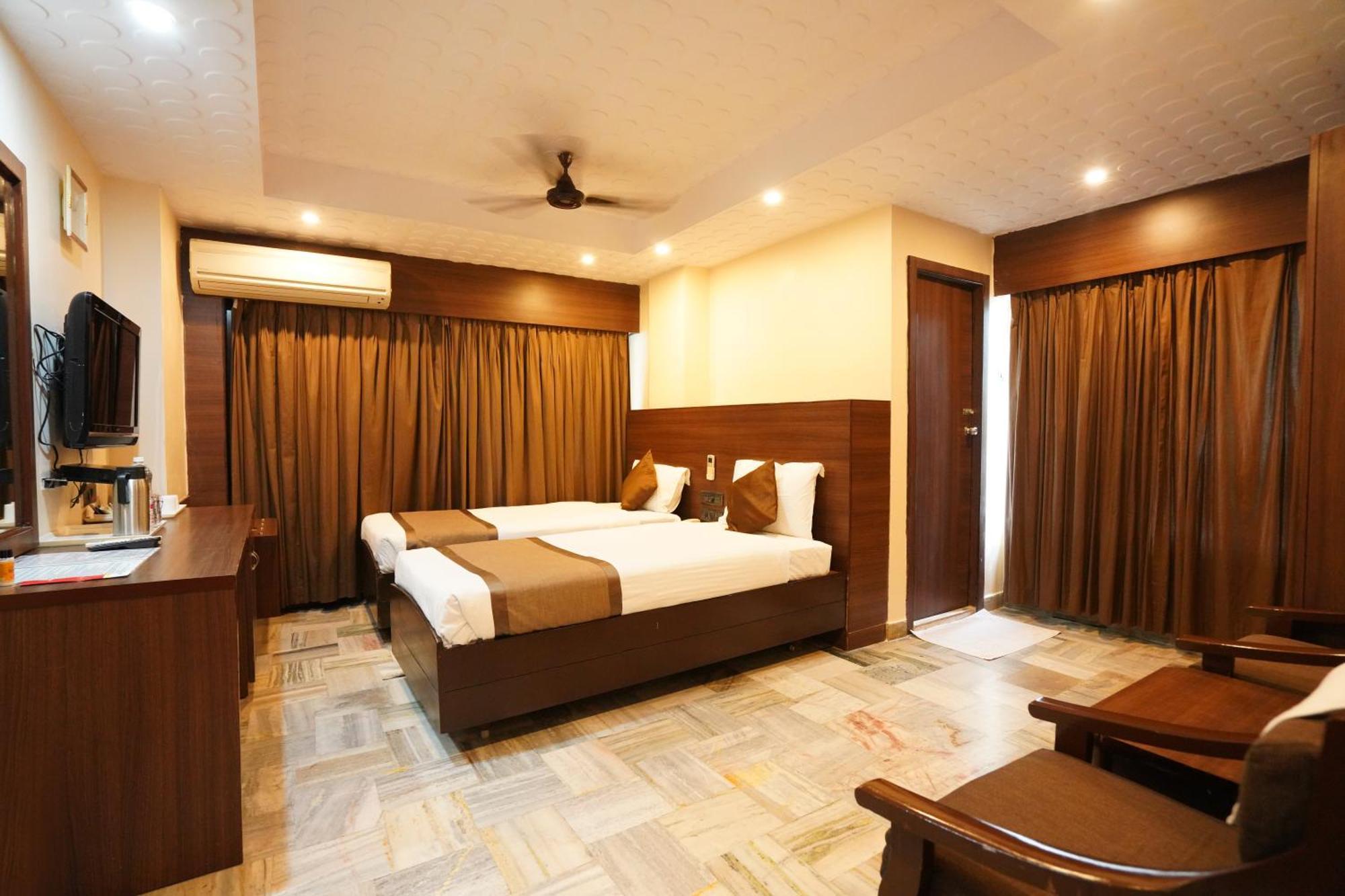 Hotel Jaya Residency à Kākināda Extérieur photo