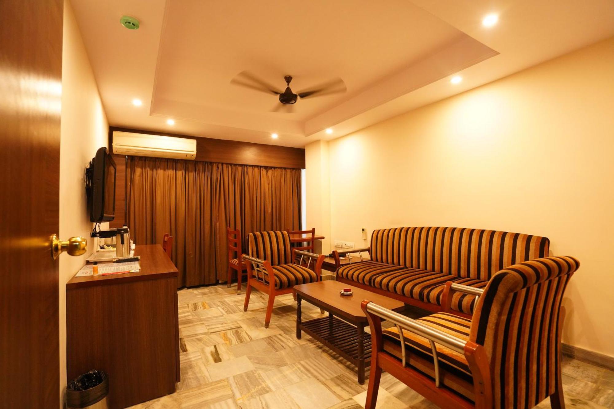 Hotel Jaya Residency à Kākināda Extérieur photo
