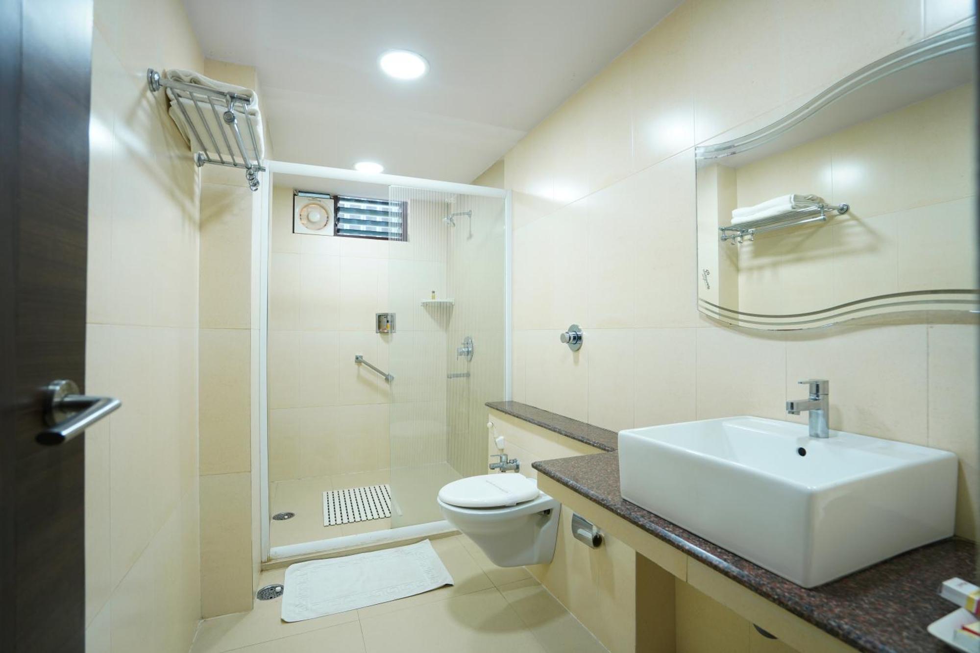 Hotel Jaya Residency à Kākināda Extérieur photo