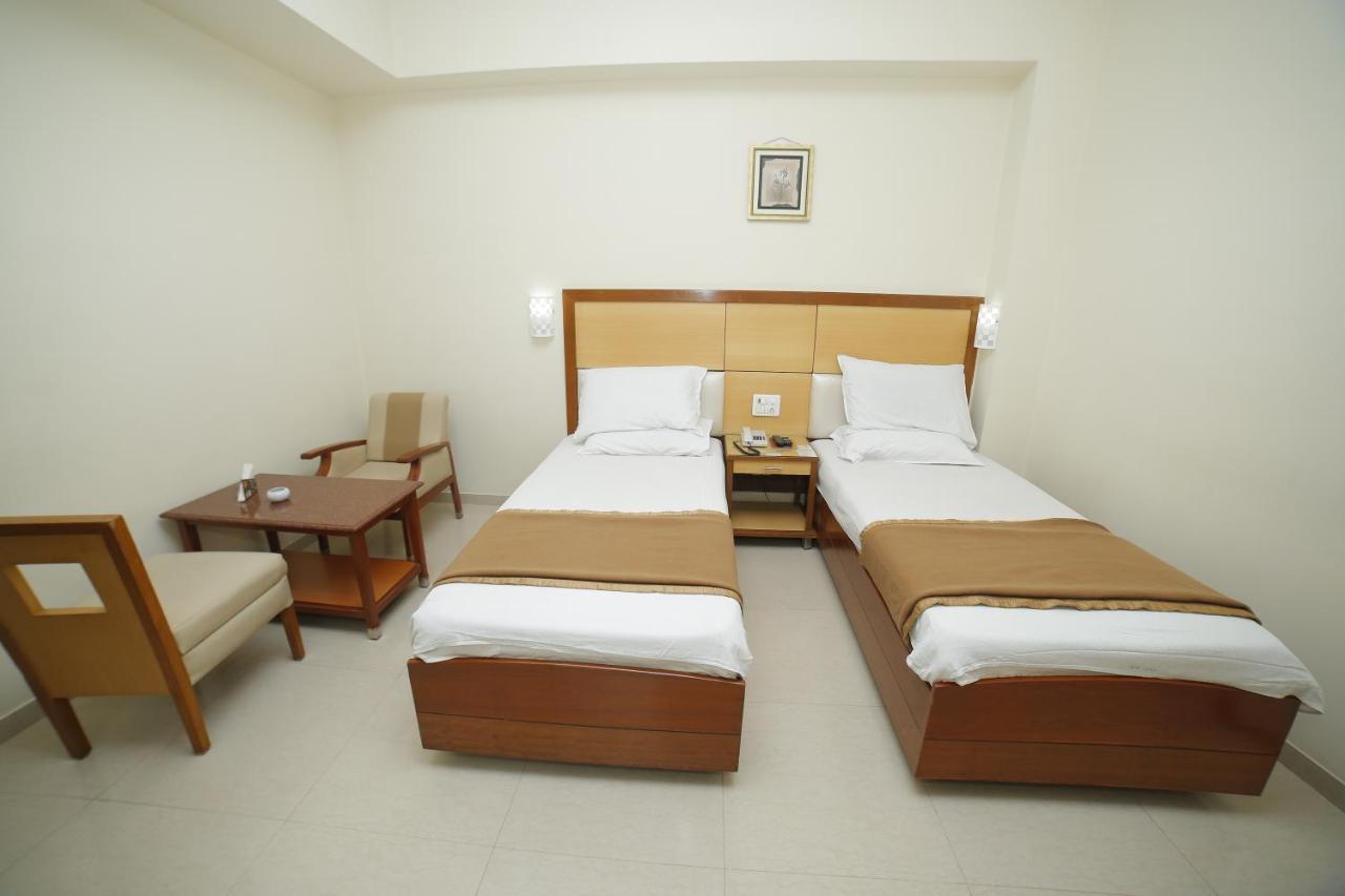 Hotel Jaya Residency à Kākināda Extérieur photo